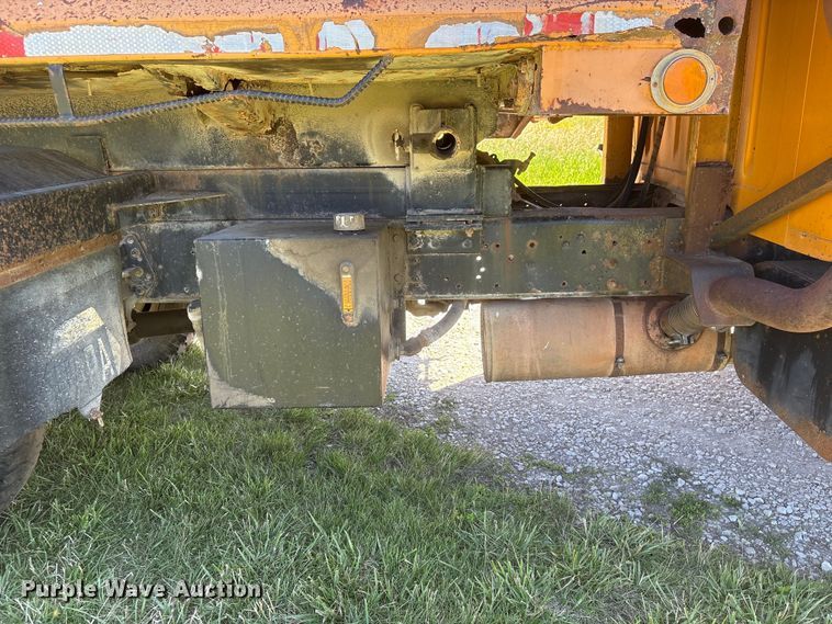 image for item DO5254 1992 International 4900 dump truck