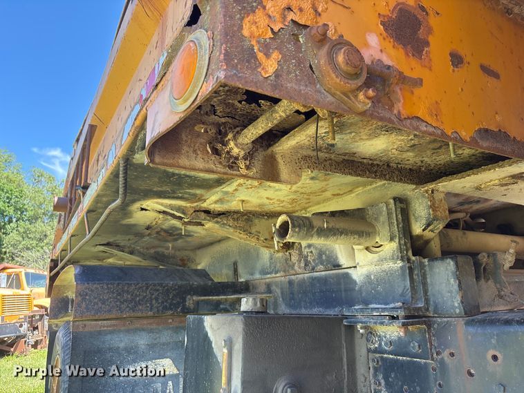 image for item DO5254 1992 International 4900 dump truck