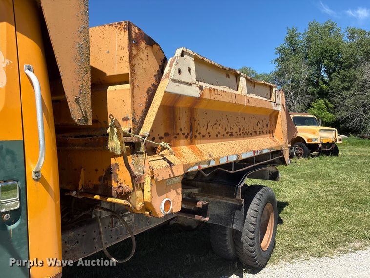 image for item DO5254 1992 International 4900 dump truck