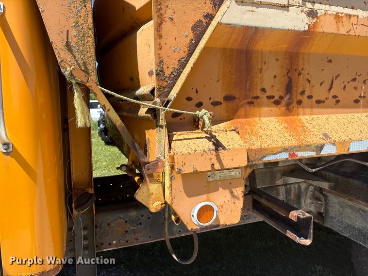 image for item DO5254 1992 International 4900 dump truck