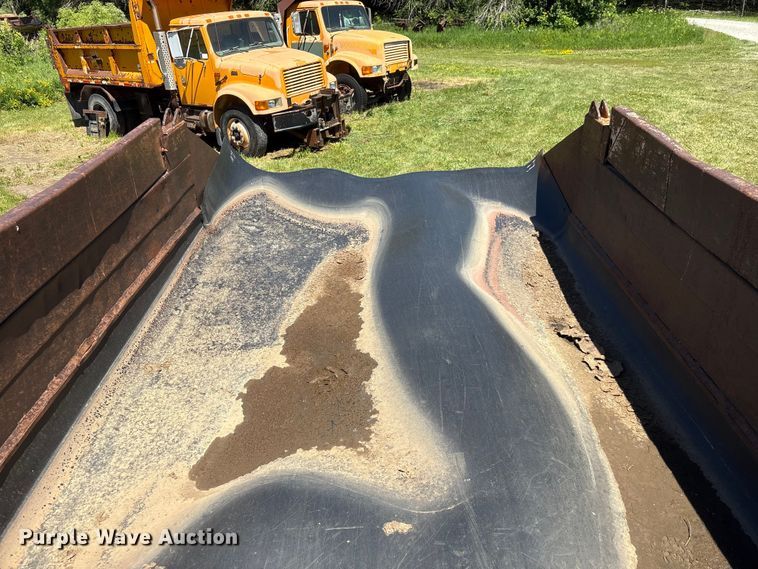 image for item DO5254 1992 International 4900 dump truck