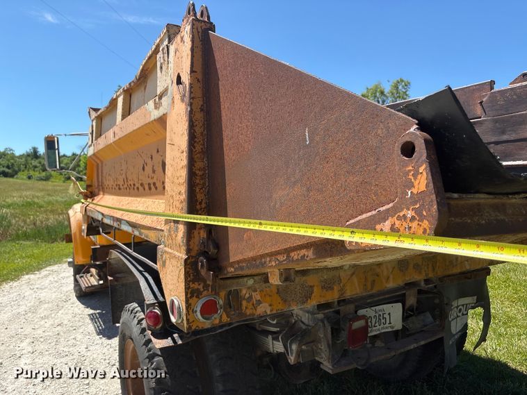 image for item DO5254 1992 International 4900 dump truck