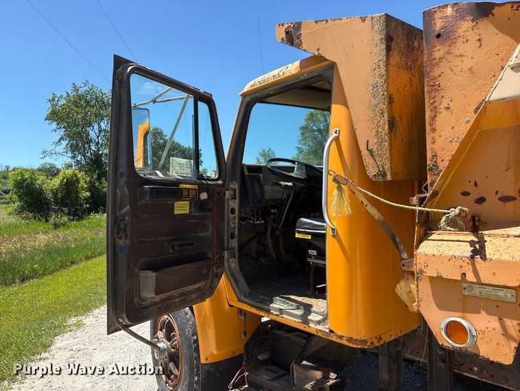 image for item DO5254 1992 International 4900 dump truck