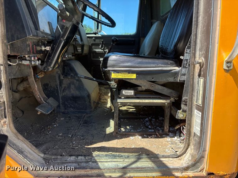 image for item DO5254 1992 International 4900 dump truck