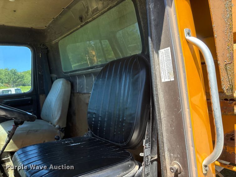 image for item DO5254 1992 International 4900 dump truck