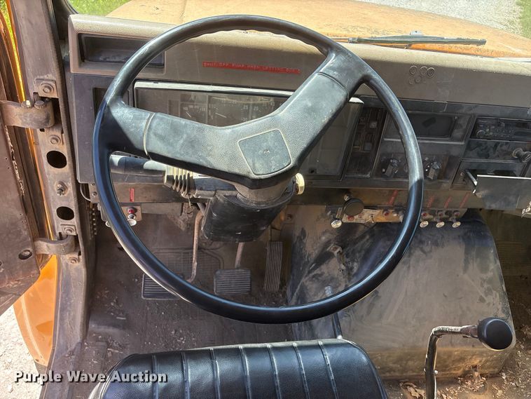 image for item DO5254 1992 International 4900 dump truck