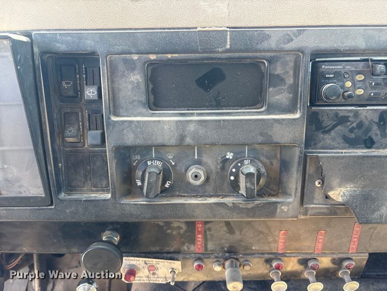 image for item DO5254 1992 International 4900 dump truck