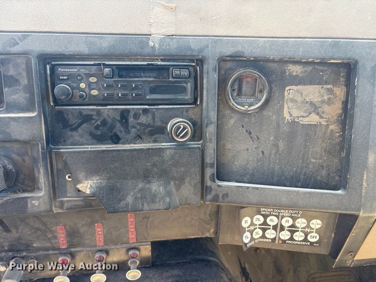 image for item DO5254 1992 International 4900 dump truck