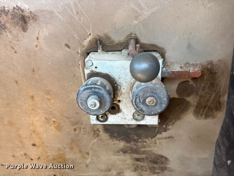 image for item DO5254 1992 International 4900 dump truck