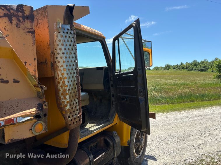 image for item DO5254 1992 International 4900 dump truck