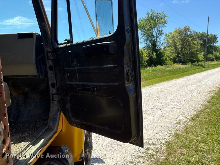 image for item DO5254 1992 International 4900 dump truck