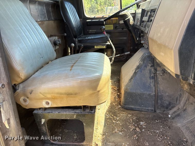 image for item DO5254 1992 International 4900 dump truck