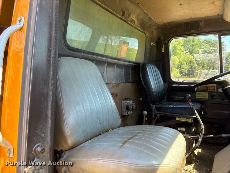 image for item DO5254 1992 International 4900 dump truck