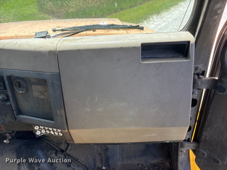 image for item DO5254 1992 International 4900 dump truck