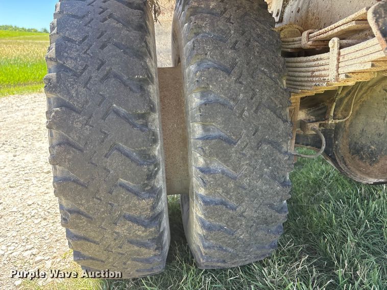 image for item DO5254 1992 International 4900 dump truck