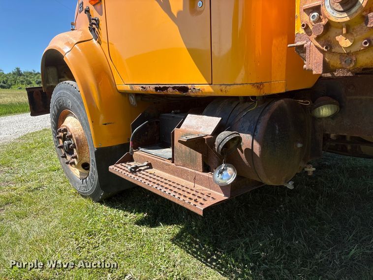 image for item DO5255 2001 International 4700 dump truck