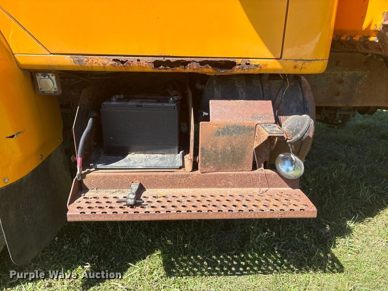 image for item DO5255 2001 International 4700 dump truck