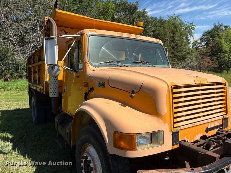 image for item DO5255 2001 International 4700 dump truck