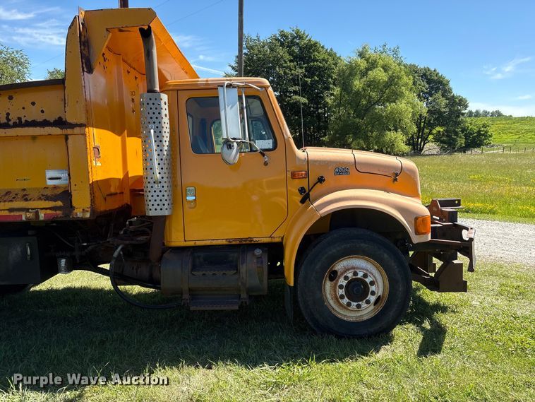 image for item DO5255 2001 International 4700 dump truck