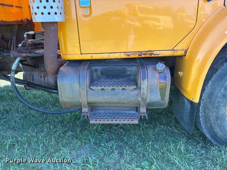 image for item DO5255 2001 International 4700 dump truck
