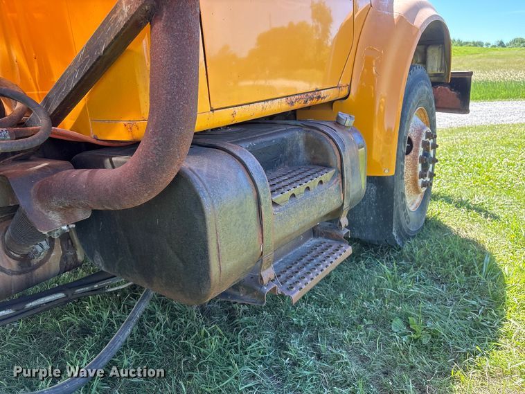 image for item DO5255 2001 International 4700 dump truck