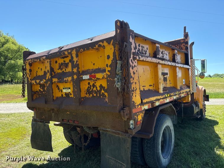 image for item DO5255 2001 International 4700 dump truck