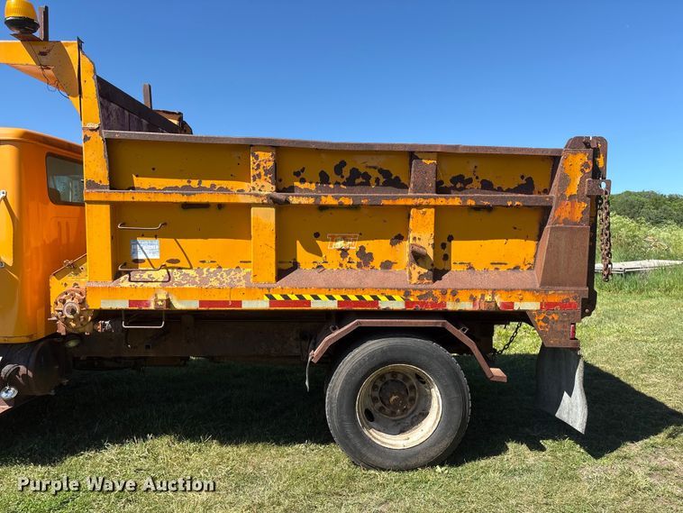 image for item DO5255 2001 International 4700 dump truck
