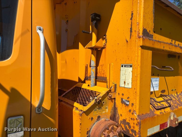 image for item DO5255 2001 International 4700 dump truck