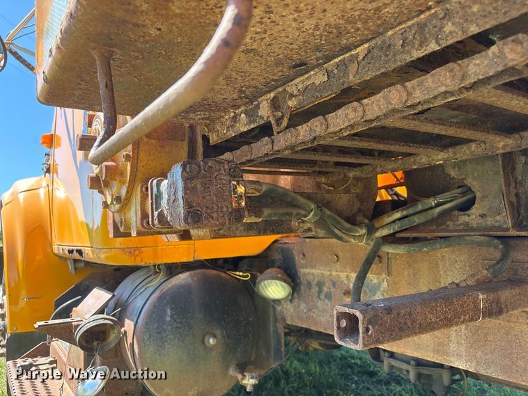 image for item DO5255 2001 International 4700 dump truck