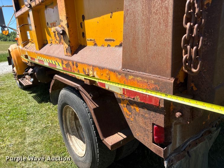 image for item DO5255 2001 International 4700 dump truck