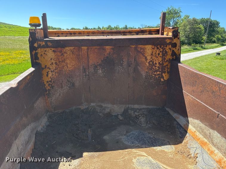 image for item DO5255 2001 International 4700 dump truck