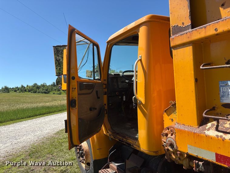 image for item DO5255 2001 International 4700 dump truck