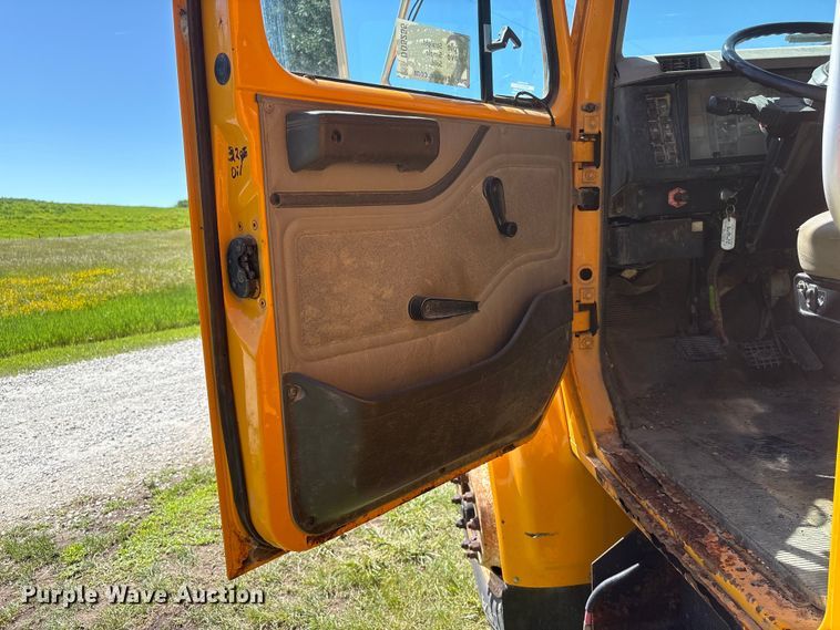 image for item DO5255 2001 International 4700 dump truck