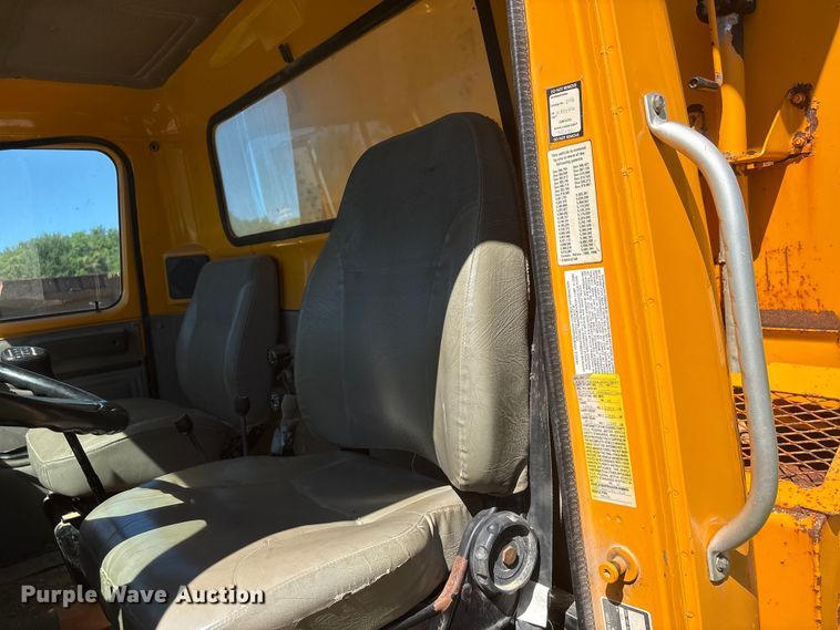 image for item DO5255 2001 International 4700 dump truck