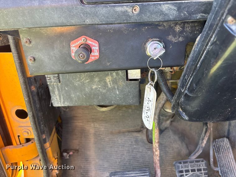 image for item DO5255 2001 International 4700 dump truck