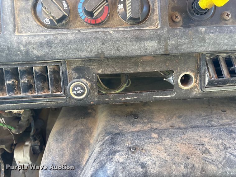 image for item DO5255 2001 International 4700 dump truck