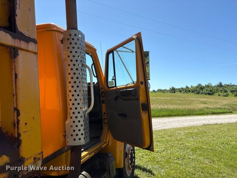 image for item DO5255 2001 International 4700 dump truck