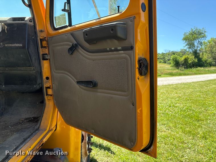 image for item DO5255 2001 International 4700 dump truck