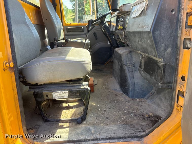 image for item DO5255 2001 International 4700 dump truck