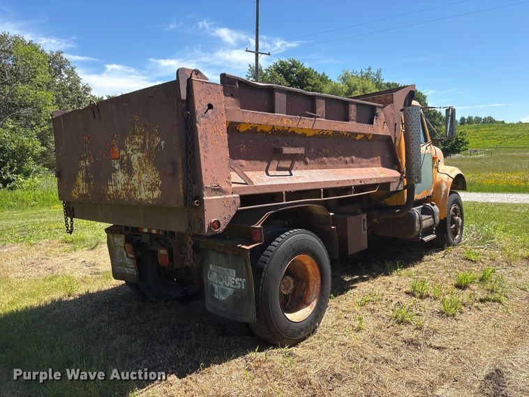 image for item DO5256 1991 International 4900 dump truck