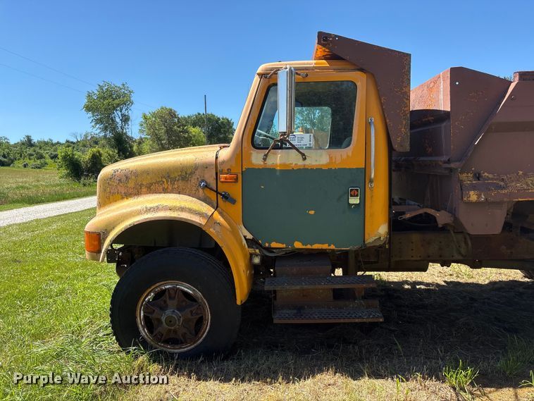 image for item DO5256 1991 International 4900 dump truck