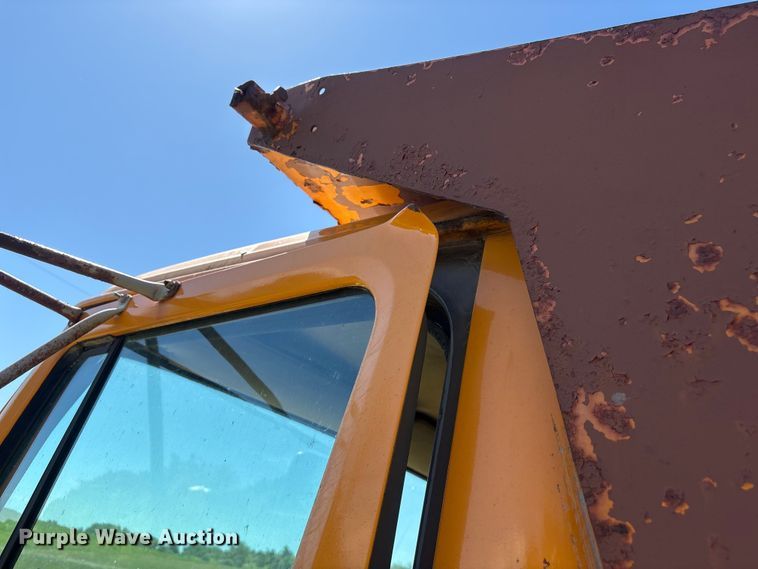 image for item DO5256 1991 International 4900 dump truck