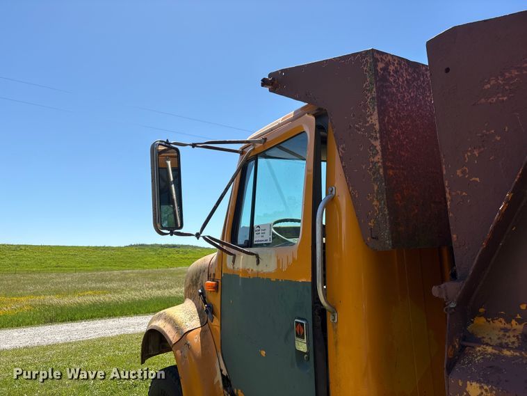 image for item DO5256 1991 International 4900 dump truck