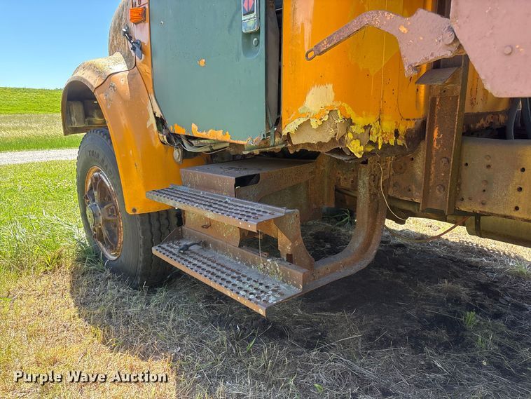 image for item DO5256 1991 International 4900 dump truck