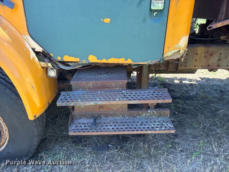 image for item DO5256 1991 International 4900 dump truck