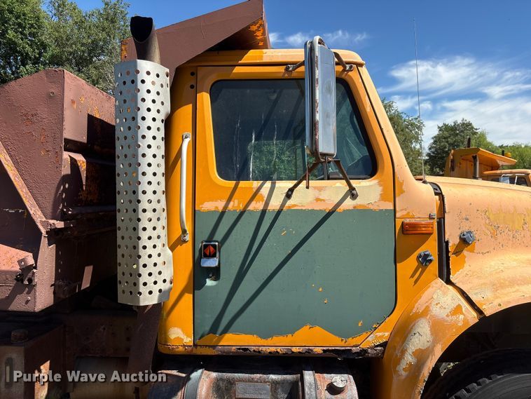 image for item DO5256 1991 International 4900 dump truck
