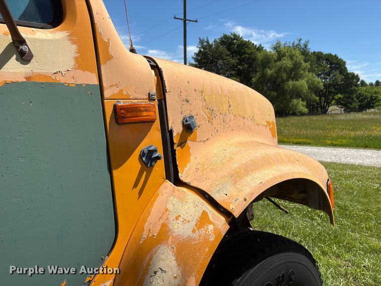 image for item DO5256 1991 International 4900 dump truck