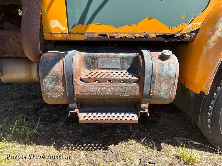 image for item DO5256 1991 International 4900 dump truck