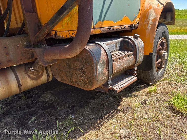 image for item DO5256 1991 International 4900 dump truck