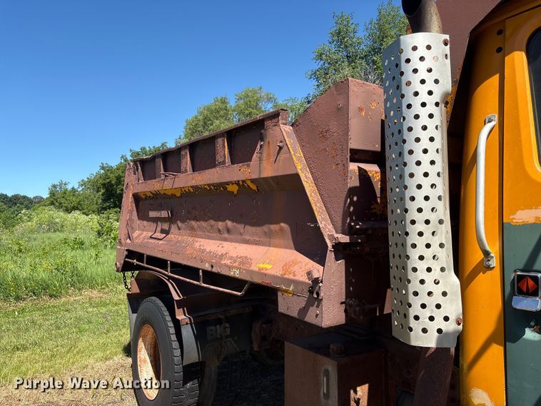 image for item DO5256 1991 International 4900 dump truck